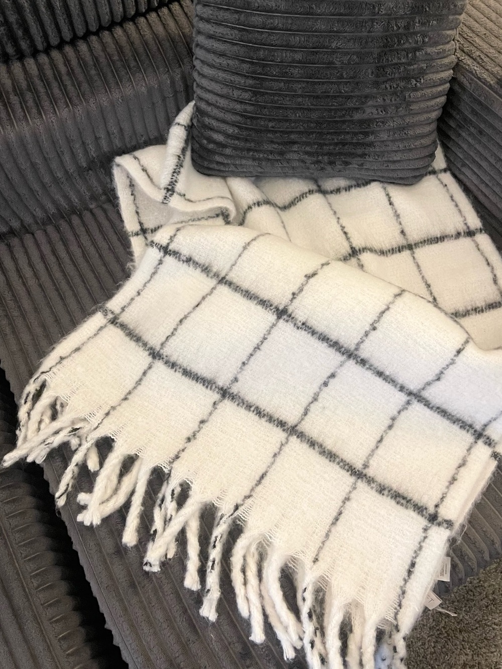 New LOFT Cozy White & Black Grid windowpane fuzzy scarf/shaw/throw